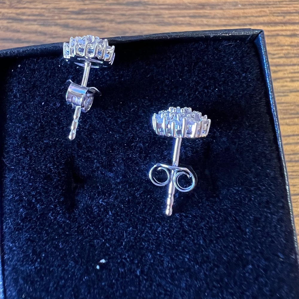 Diamond earrings - Picture 3 of 3